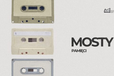 Grafika ma jasnoszare, ziarniste tło. Po lewej stronie w układzie pionowym znajdują się trzy kasety magnetofonowe w stylu retro, każda w innym odcieniu beżu lub szarości. Po prawej stronie grafiki znajduje się duży czarny napis: „MOSTY”, a pod nim mniejszym drukiem: „PAMIĘCI”. W prawym górnym rogu umieszczono logo Muzeum Miejskiego w Siemianowicach Śląskich — uproszczony, biało-szary znak graficzny przypominający stylizowany kształt budynku z czarnym obrysem oraz nazwą instytucji obok