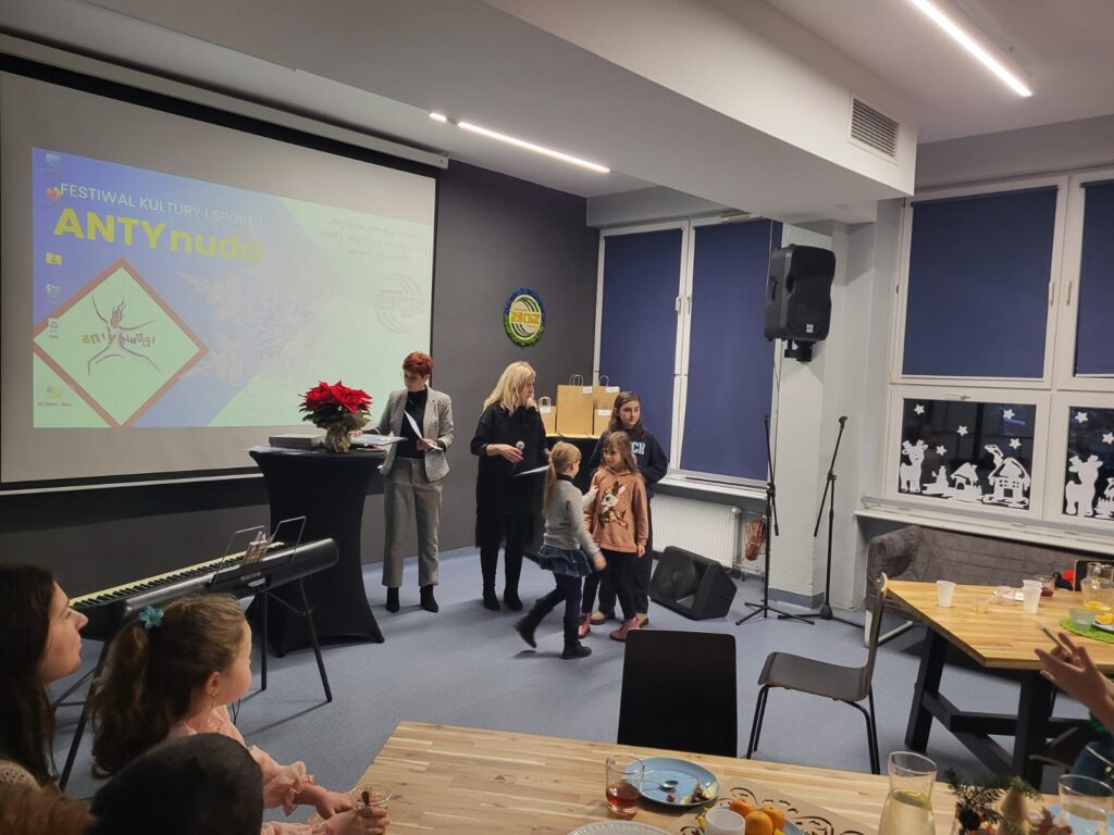 Stanowisko Miejskiej Biblioteki Publicznej podczas Festiwalu ANTYnuda w ZSOiZ