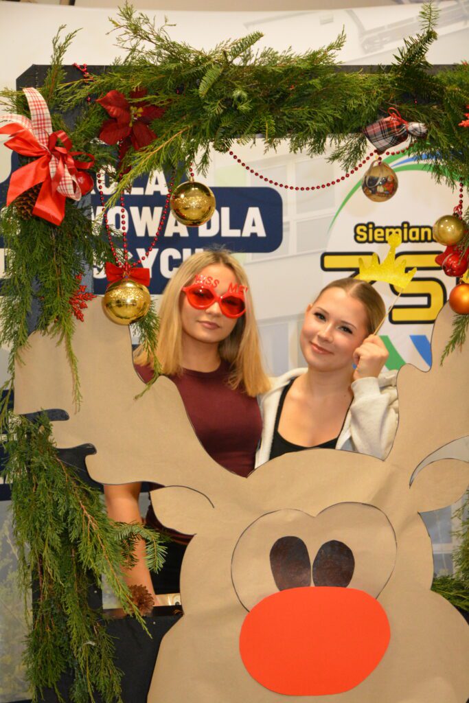 Uczennice w Festiwalowej Fotobudce