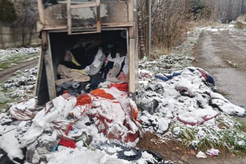 Zdewastowany pojemnik na odzież