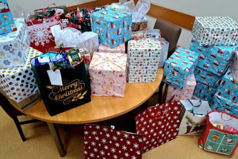 Torby z prezentami na stole