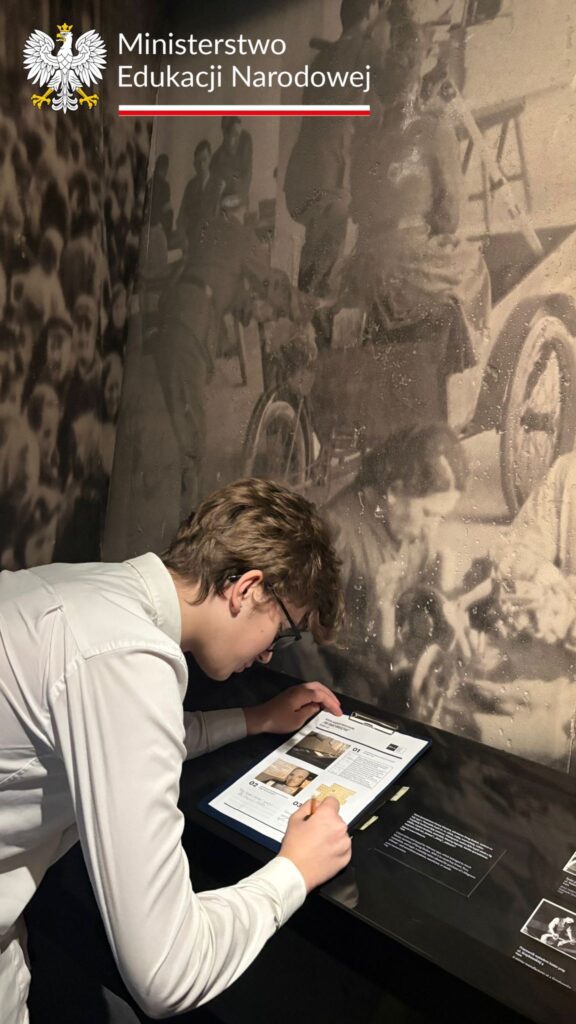 Uczeń uzupełniający kartę pracy na wystawie w Muzeum Historii Żydów Polskich POLIN