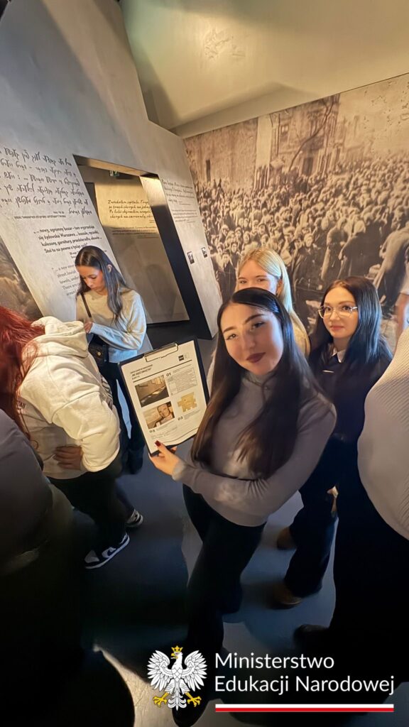 Uczennice uzupełniające kartę pracy na wystawie w Muzeum Historii Żydów Polskich POLIN