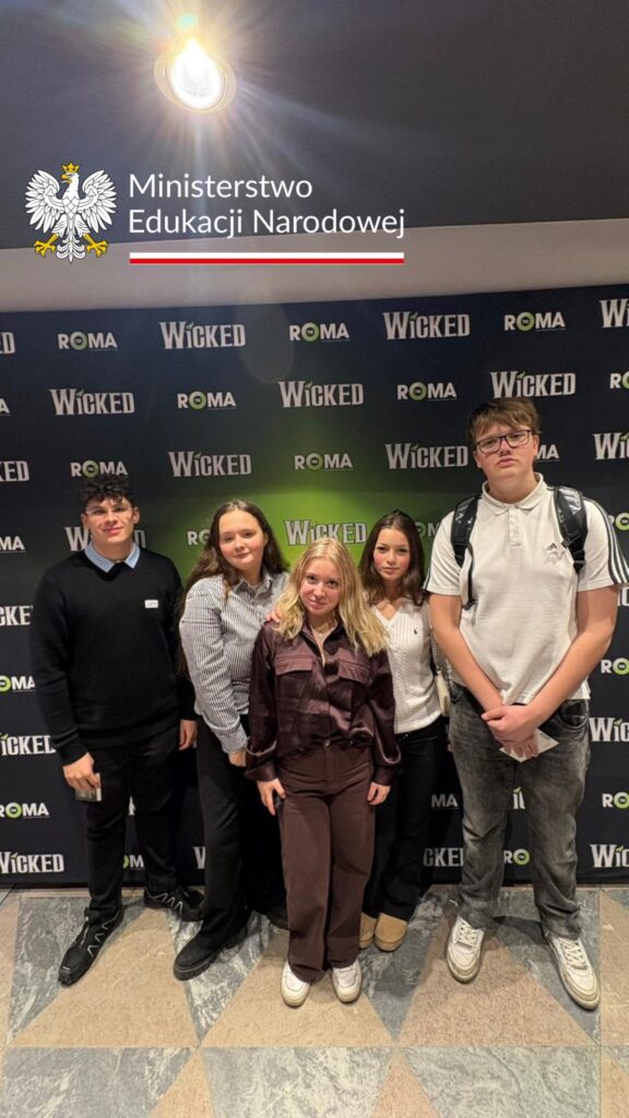 Uczniowie klasy 3 TZ na ściance Teatru Roma