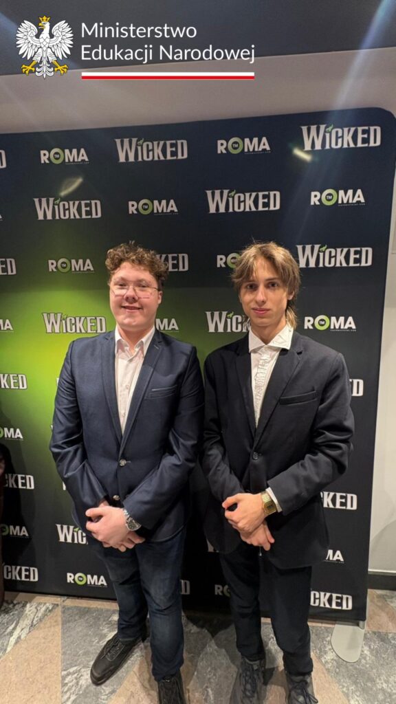 Uczniowie klasy 4 TR na ściance Teatru Roma