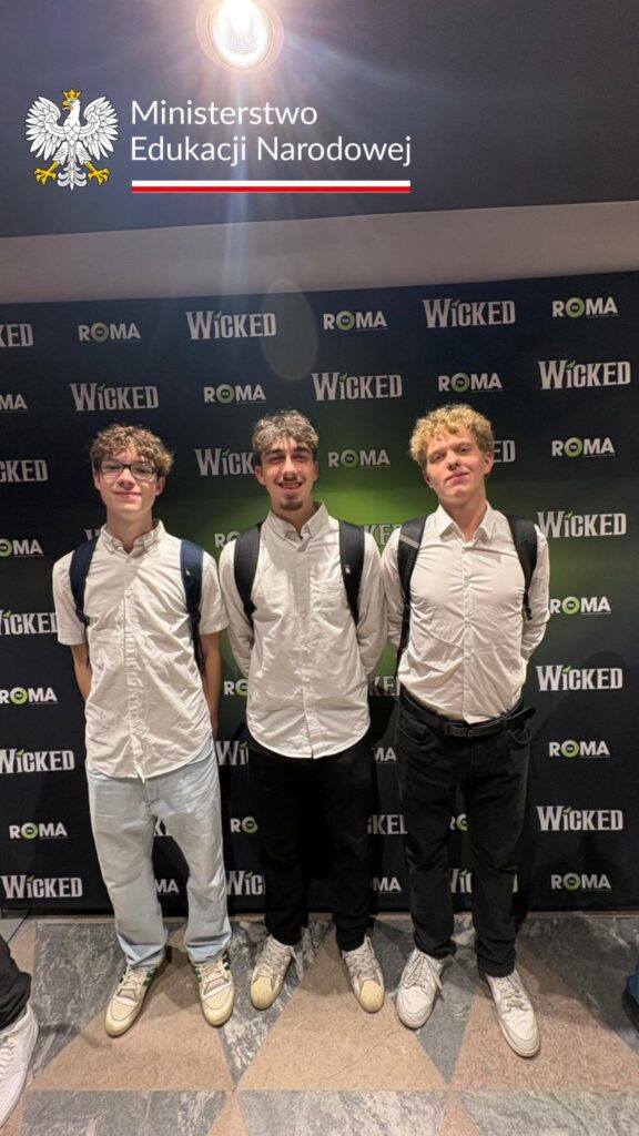 Uczniowie klasy 4 TTH na ściance Teatru Roma