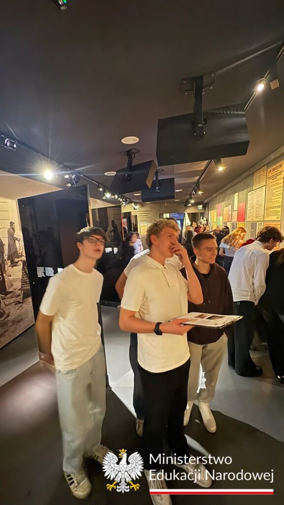 Uczniowie klasy 4 TTH uzupełniający kartę pracy na wystawie w Muzeum Historii Żydów Polskich POLIN