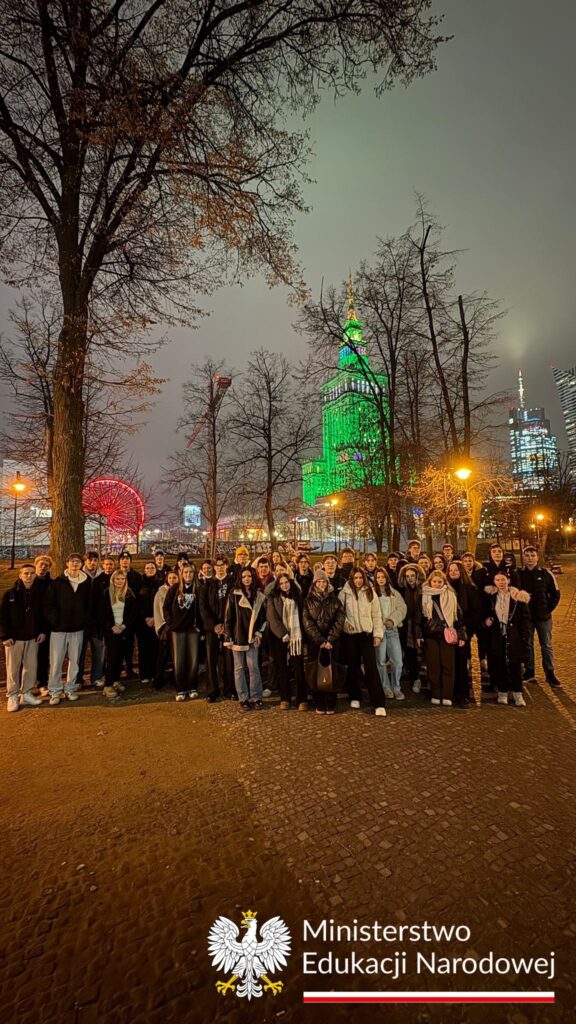 Uczniowie na tle Pałacu Kultury i Nauki cała grupa