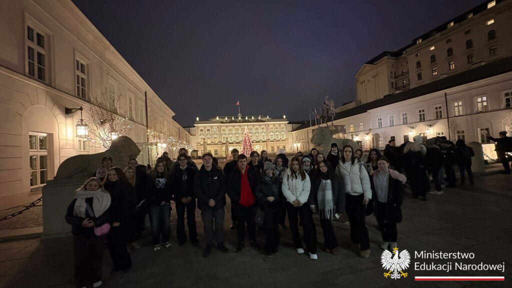Uczniowie na tle Pałacu Prezydenckiego