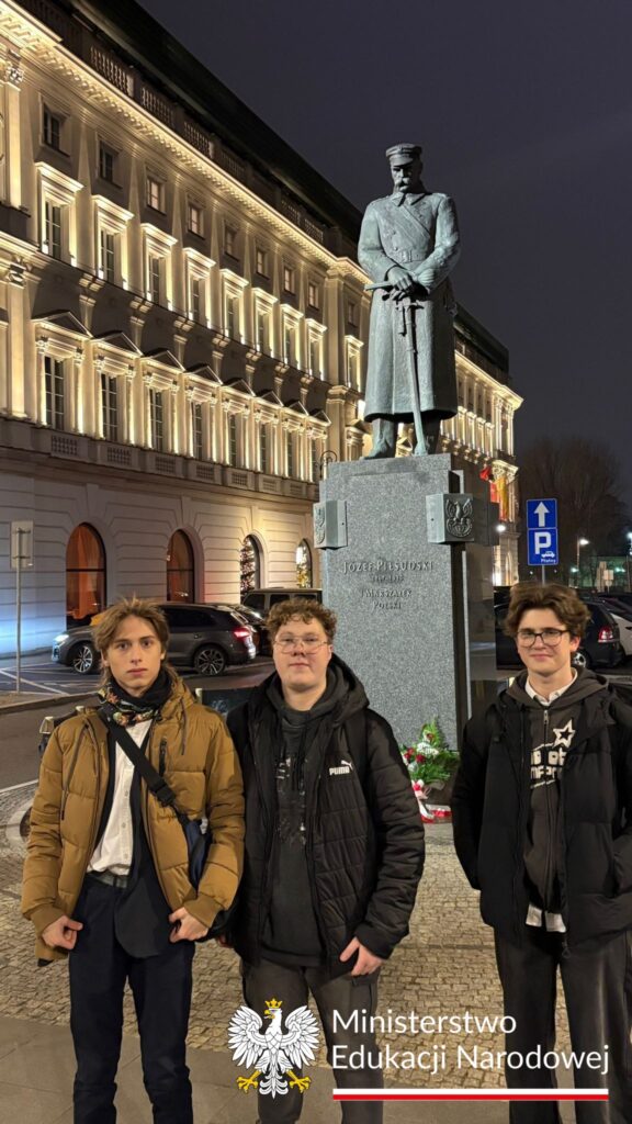 Uczniowie na tle pomnika Józefa Piłsudskiego