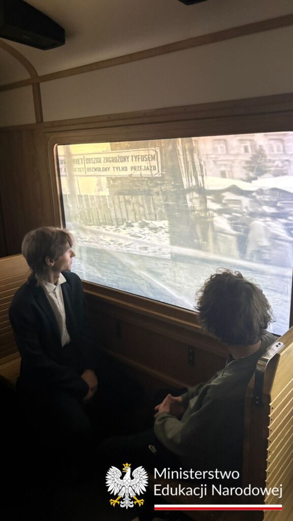 uczniowie na wystawie w Muzeum Historii Żydów Polskich POLIN