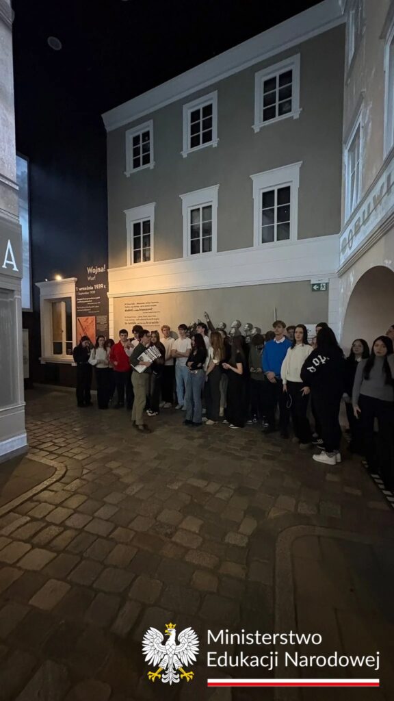 Uczniowie podczas zwiedzania Muzeum Historii Żydów Polskich POLIN
