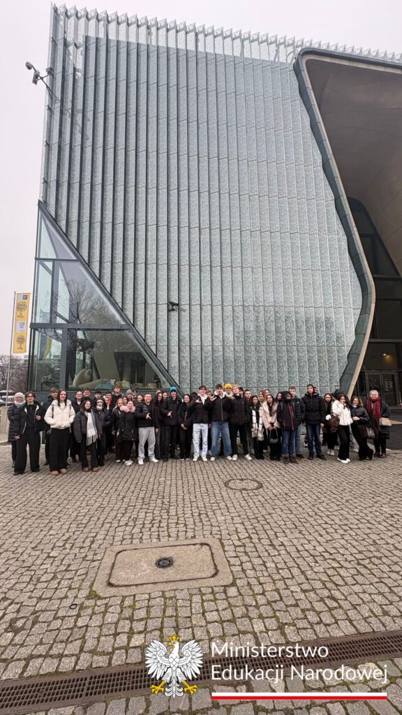 Uczniowie przed budynkiem Muzeum Historii Żydów Polskich POLIN