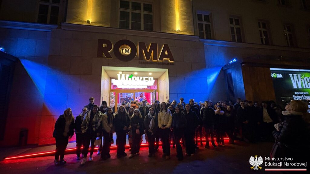 Uczniowie przed wejściem do Teatru Roma