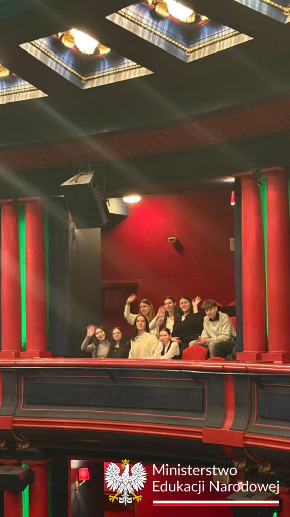 Uczniowie w loży Teatru Roma