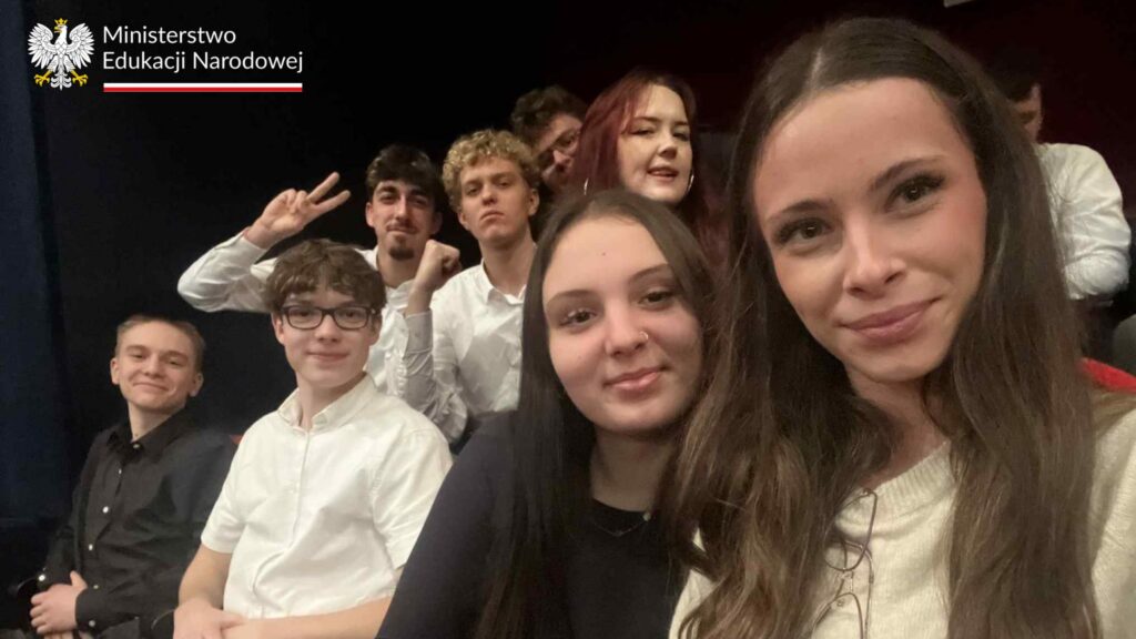 Uczniowie w loży Teatru Roma podczas przerwy