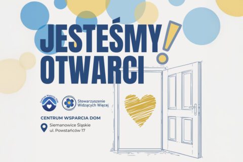 Grafika informacyjna z dużym granatowym napisem „JESTEŚMY OTWARCI!” i żółtym wykrzyknikiem. Po prawej szkic otwartych drzwi z żółtym sercem w środku. Na dole logotypy stowarzyszenia oraz adres: Siemianowice Śląskie, ul. Powstańców 17. Tło jasne z błękitnymi i żółtymi kołami.