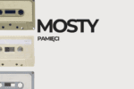Grafika promująca cykl „Mosty Pamięci”. Po lewej stronie pionowy rząd trzech kaset magnetofonowych w odcieniach beżu i szarości. Po prawej stronie duży, czarny napis „MOSTY”, a pod nim mniejszy napis „PAMIĘCI”. Tło jest jasnoszare i jednolite.