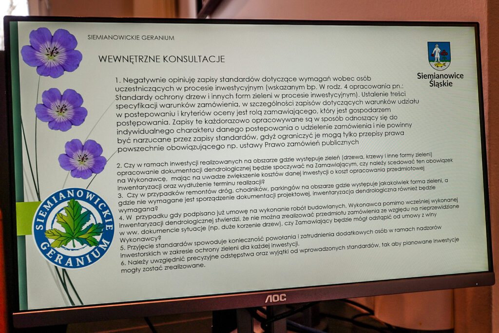 Ekran z prezentacją zawierającą listę punktów dotyczących wewnętrznych konsultacji, zapisów standardów ochrony zieleni oraz problemów związanych z realizacją inwestycji w terenach zielonych.
