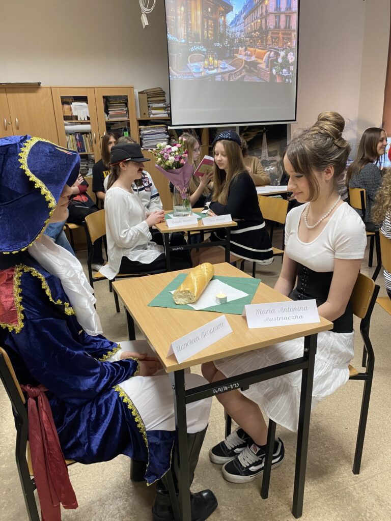 Francuzi – młodzież w kostiumach