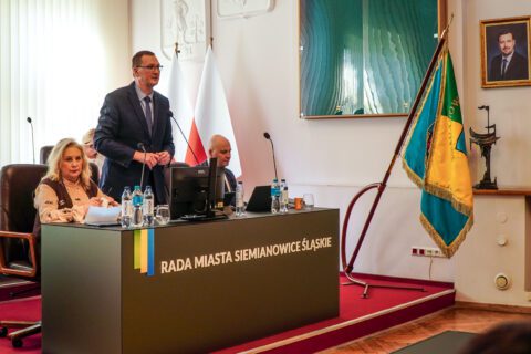 Adam Cebula stoi przy mównicy i otwiera 28. sesję Rady Miasta Siemianowice Śląskie.