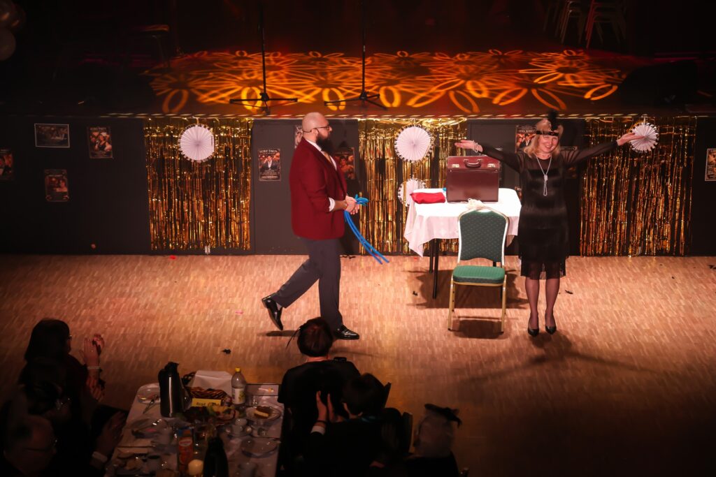 Występ artystyczny w trakcie balu retro organizowanego dla słuchaczy SUTW.