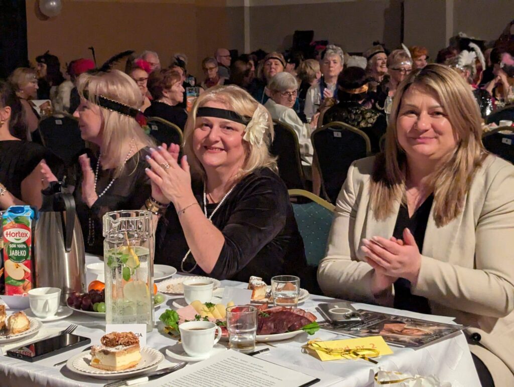 Wśród gości balu nie zabrakło Beaty Gałeckiej, Drugiego Zastępcy Prezydenta Miasta oraz Beaty Łuczak, Pełnomocnik Prezydenta ds. Seniorów.