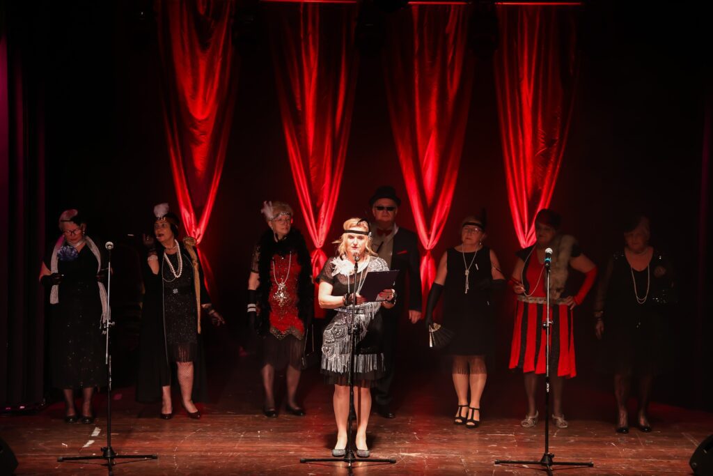 Słuchacze SUTW w trakcie balu retro.