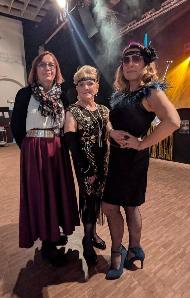 Uczestnicy balu w stylu retro, organizowanego dla słuchaczy SUTW nie ograniczali swojej fantazji w kontekście wieczorowych strojów „z epoki“.