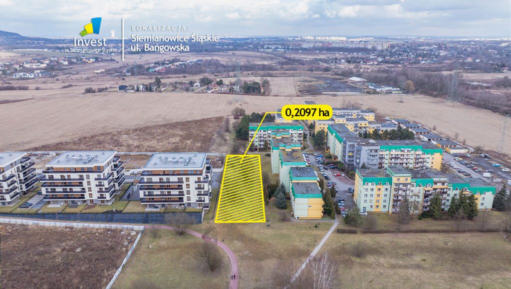 Zdjęcie lotnicze przedstawiające teren inwestycyjny położony przy ul. Bańgowskiej w Siemianowicach Śląskich. Widoczne jest osiedle mieszkaniowe oraz zaznaczony niezabudowany teren inwestycyjny o prostokątnym kształcie, oznaczony żółtą obwódką i szrafowaniem, z podpisem informującym o powierzchni 0,2097 ha. W sąsiedztwie znajdują się tereny zielone. U góry grafiki umieszczono napis Lokalizacja Siemianowice Śląskie, ul. Bańgowska" oraz logo "Invest in Siemianowice Śląskie