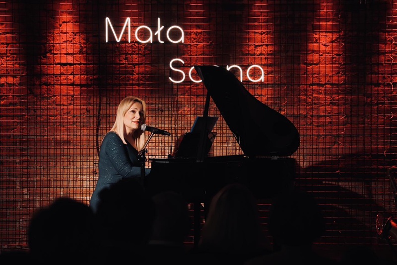 Katarzyna Wantuła za fortepianem na Małej Scenie