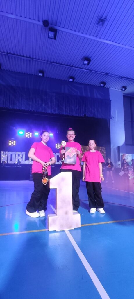 Przedstawicielki zespołu Abstrakcja z dyplomem i symbolem pierwszego miejsca podczas World Dance