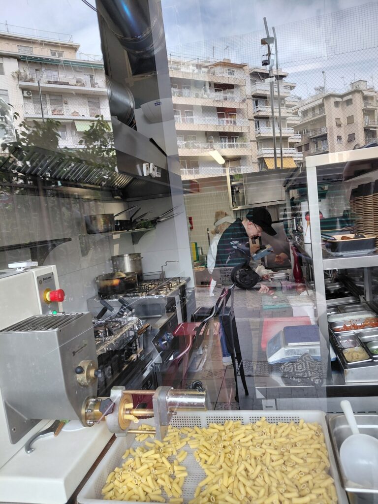 Uczeń ZS Cogito pracujący przy produkcji makaronu.