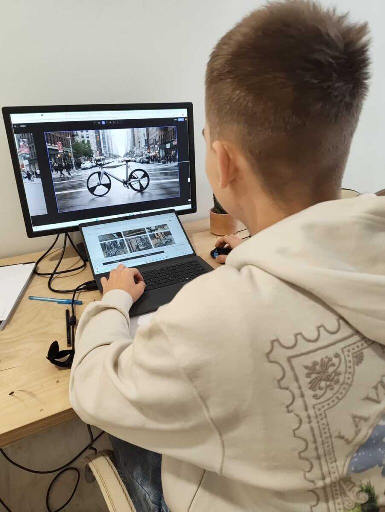 Uczeń ZS Cogito w trakcie obróbki zdjęć w programie graficznym.