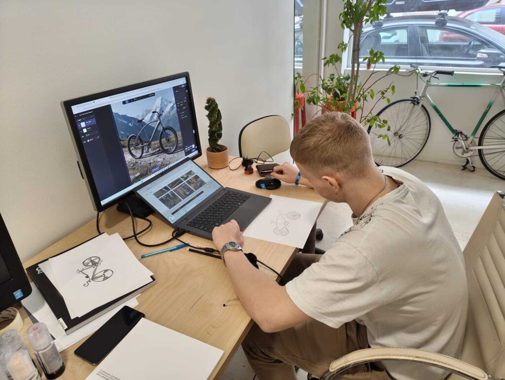 Uczeń ZS Cogito w zawodzie technik reklamy przygotowuje prezentację.