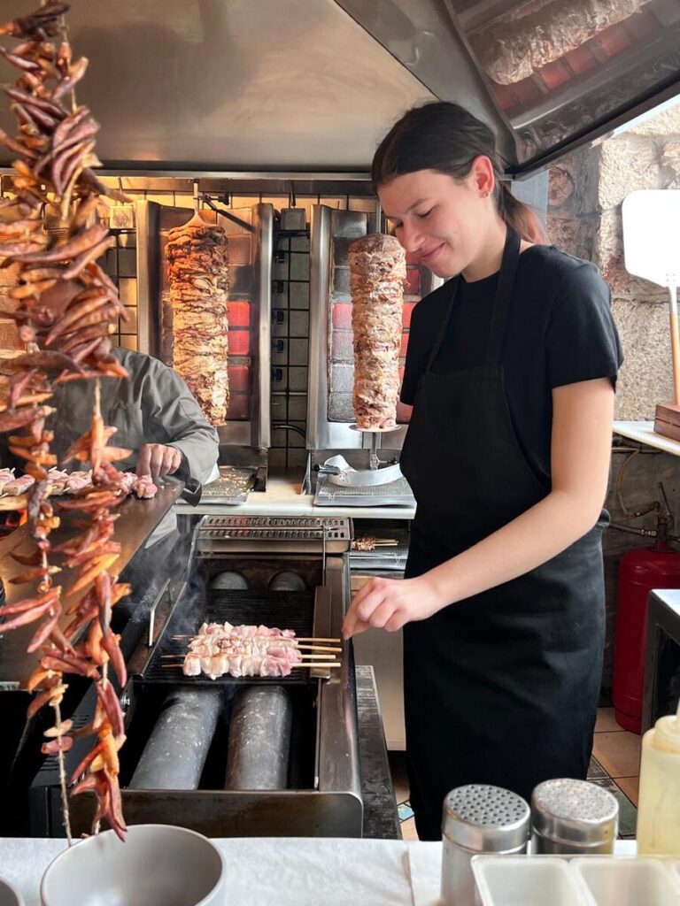 Uczennica ZS Cogito griluje souvlaki