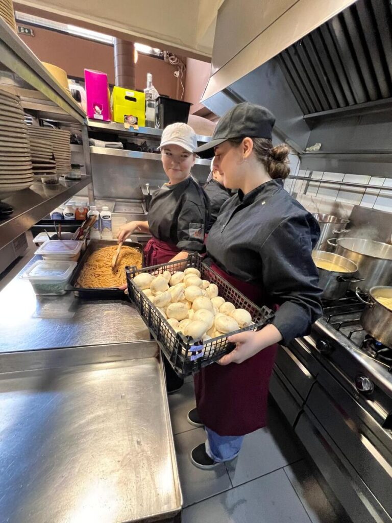 Uczennice ZS Cogito przygotowują danie z makarony i pieczarek.