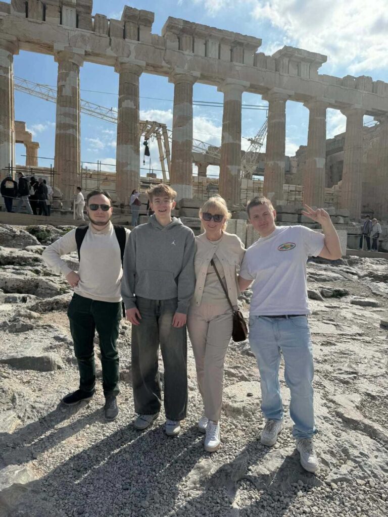 Uczniowie Cogito wraz z opiekunami przed Areopagiem