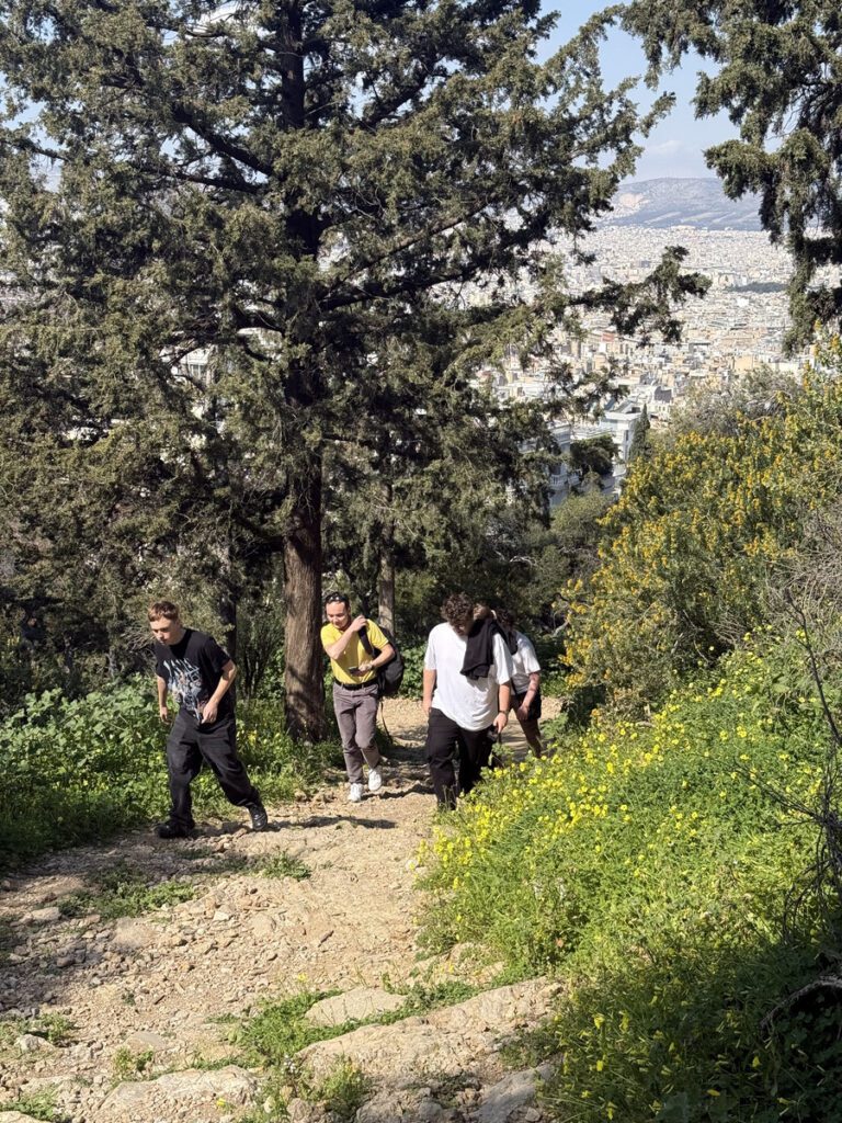 Uczniowie ZS Cogito na szlaku na szczyt góry Lycabettus, w tle Ateny