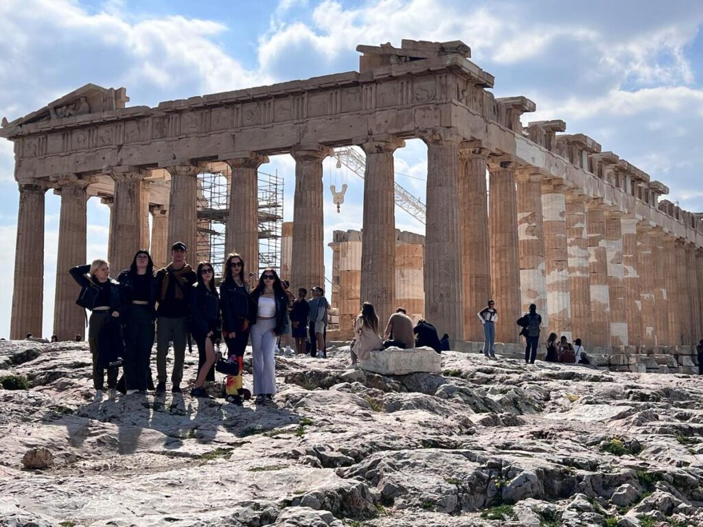 Uczniowie ZS Cogito na zdjęciu, w tle ruiny Areopagu