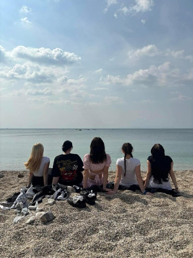 Uczniowie ZS Cogito patrzą na morze