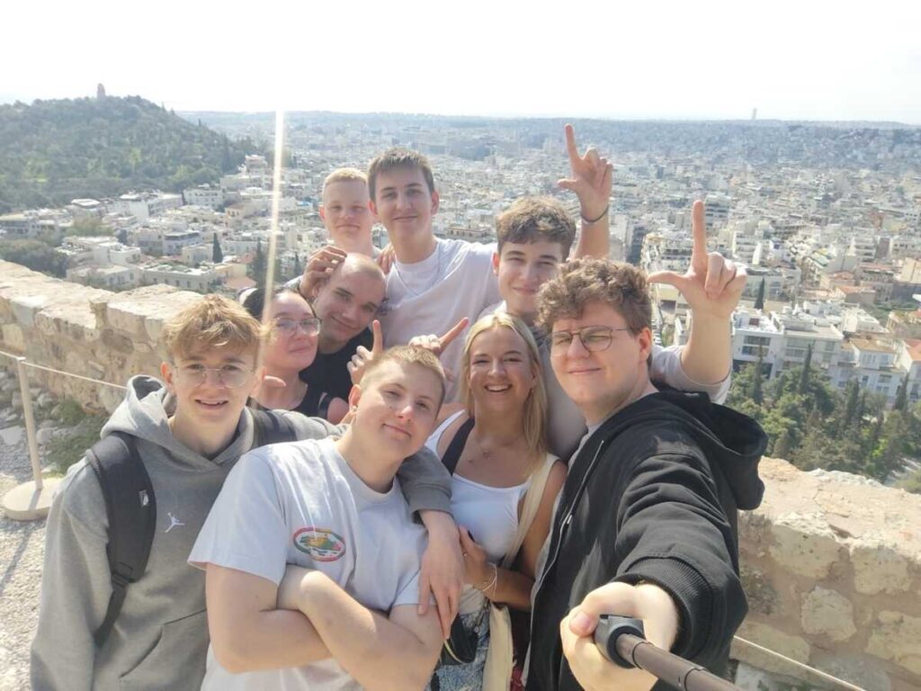 Uczniowie ZS Cogito w tle Ateny