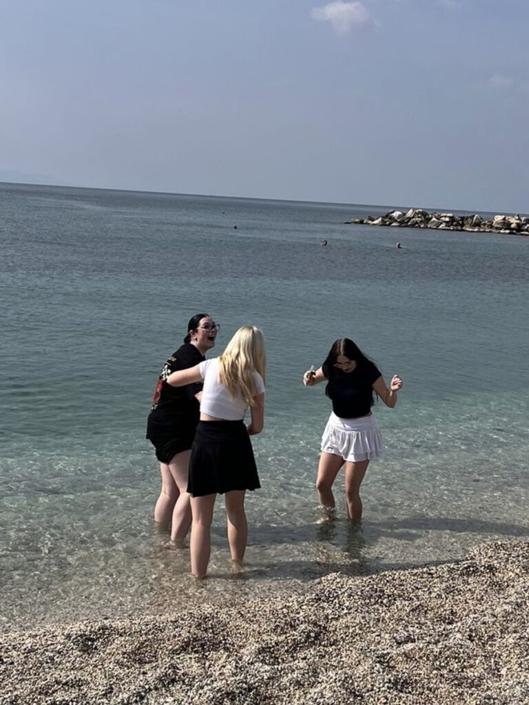 Uczniowie ZS Cogito wchodzą do morza