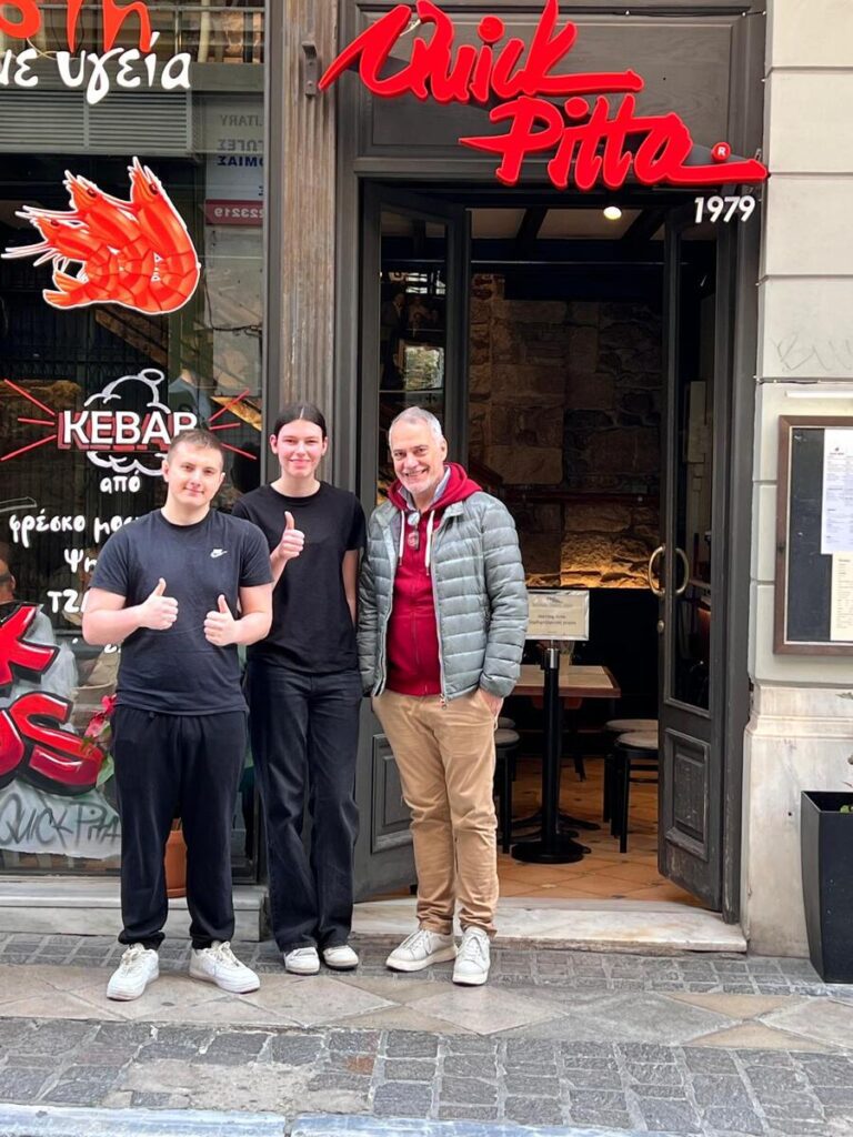 Uczniowie ZS Cogito z praktykodawcą.