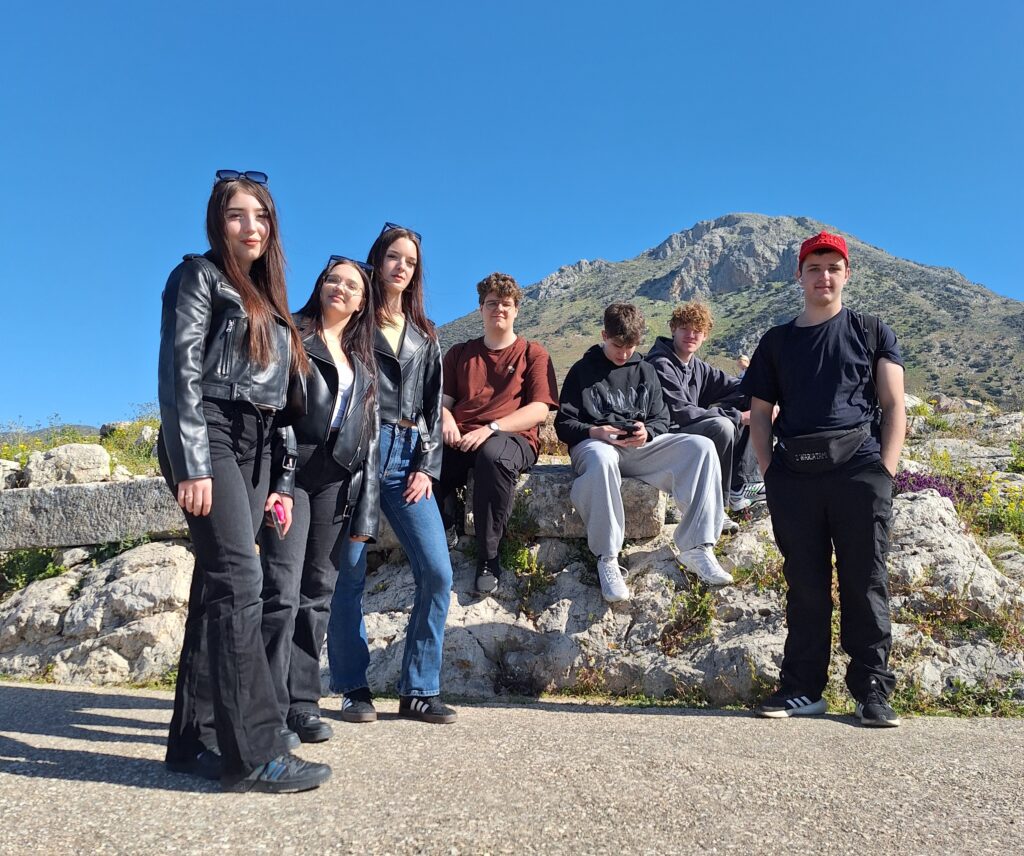 Uczniowie ZS Cogito zwiedzający wykopalisko archeologiczne w Mykenach