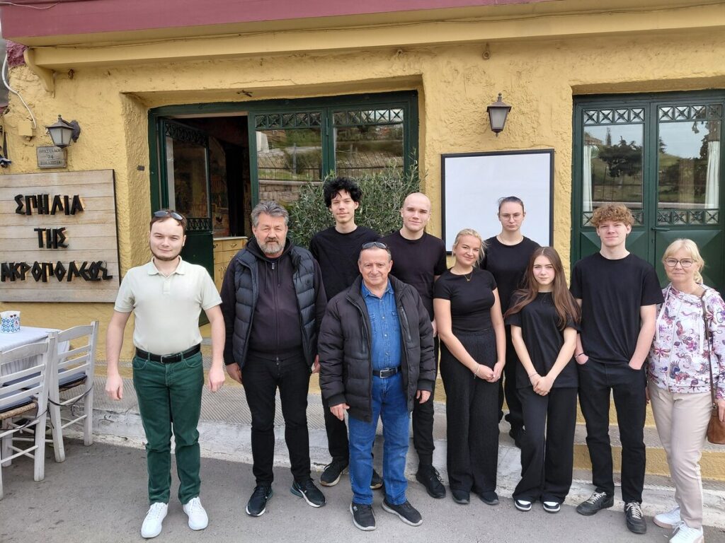 Uczniowie i nauczyciele ZS Cogito w trakcie odwiedzin w miejscu odbywania praktyk.