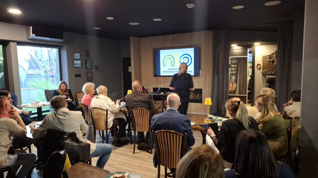 Sala wykładowa, dużo słuchaczy.