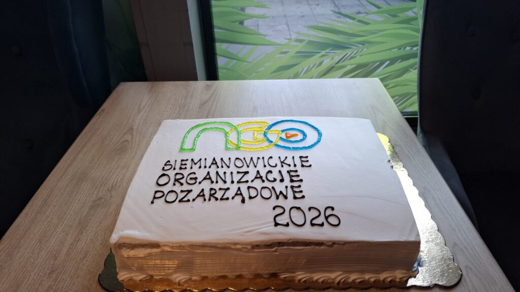 Okazały tort z napisem NGO Siemianowickie Organizacje Pozarządowe.