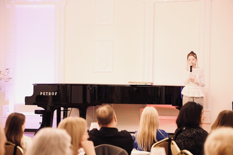 Młoda wokalistka na scenie SCK Zameczek