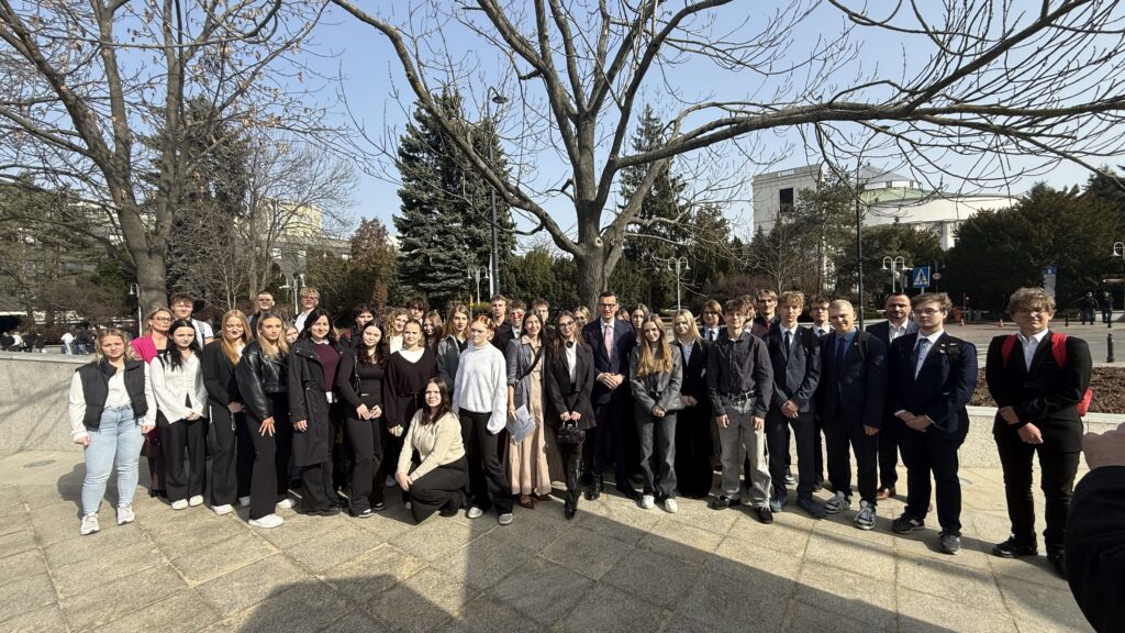 Dzieciaki z Młodzieżowej Rady Miasta na sejmowym balkonie.
